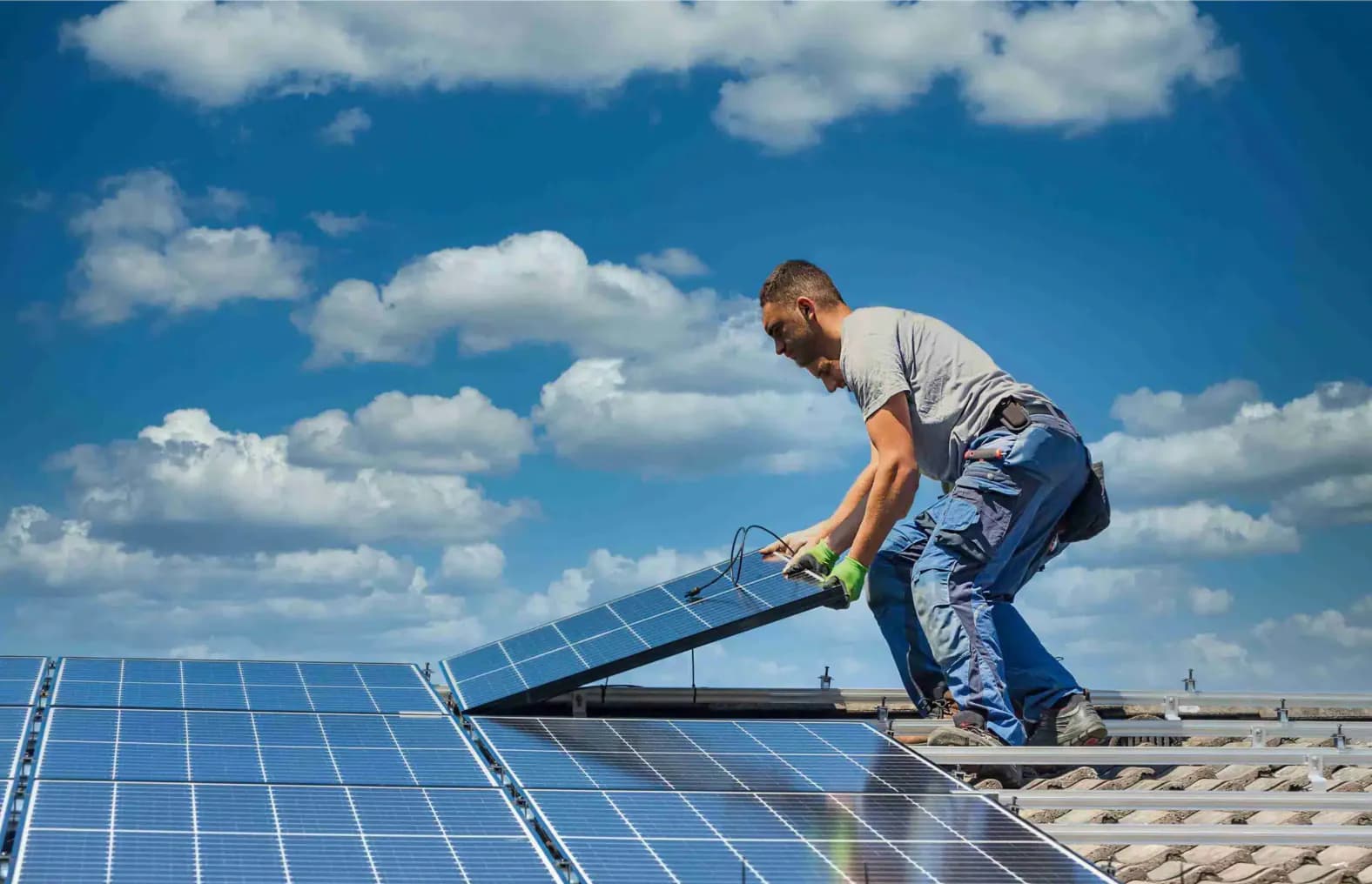 Installation panneaux solaires sur toiture